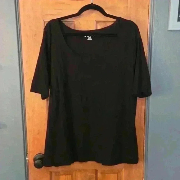 Black Scoop-Neck Tee - Picture 2 of 5